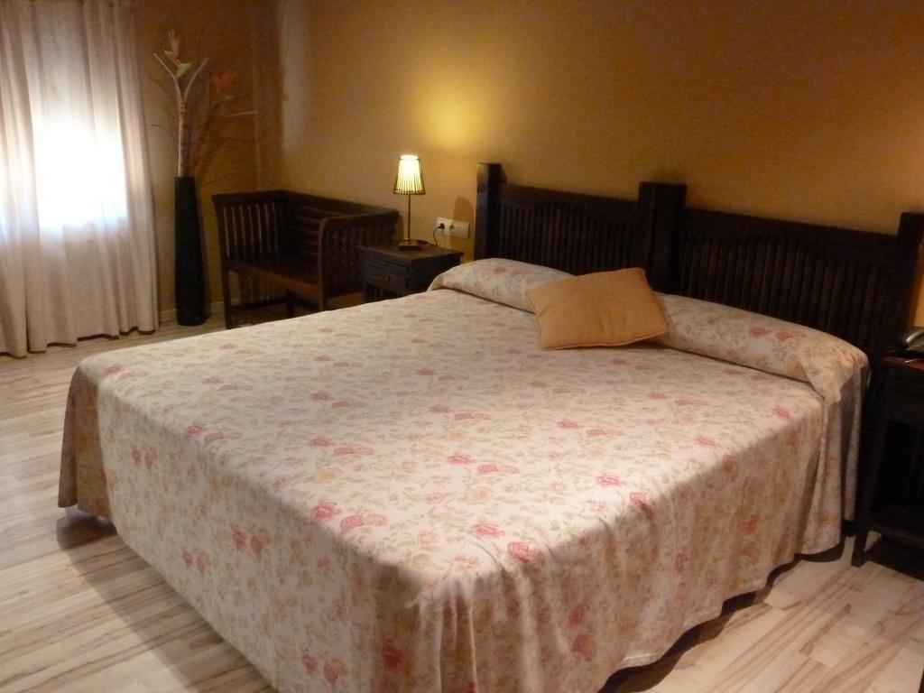 Hotel H Con Encanto Binefar Room photo