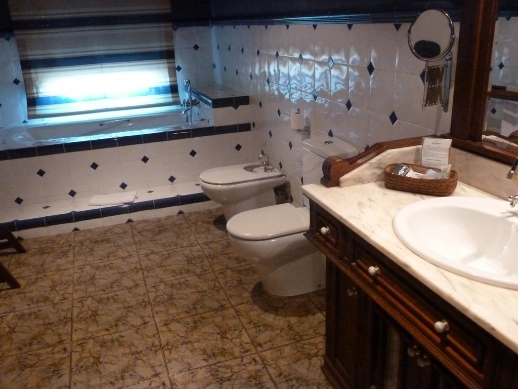 Hotel H Con Encanto Binefar Room photo