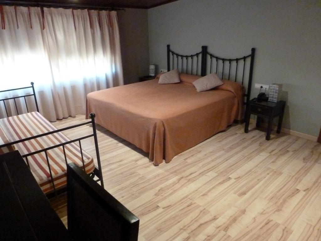 Hotel H Con Encanto Binefar Room photo