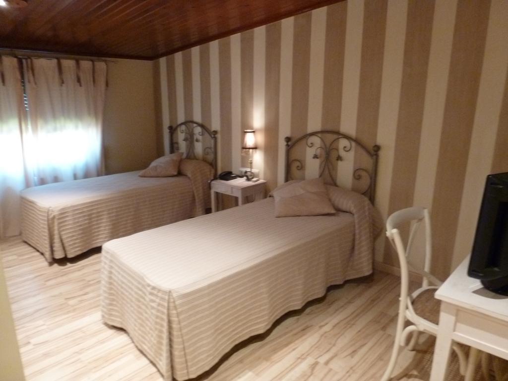 Hotel H Con Encanto Binefar Room photo