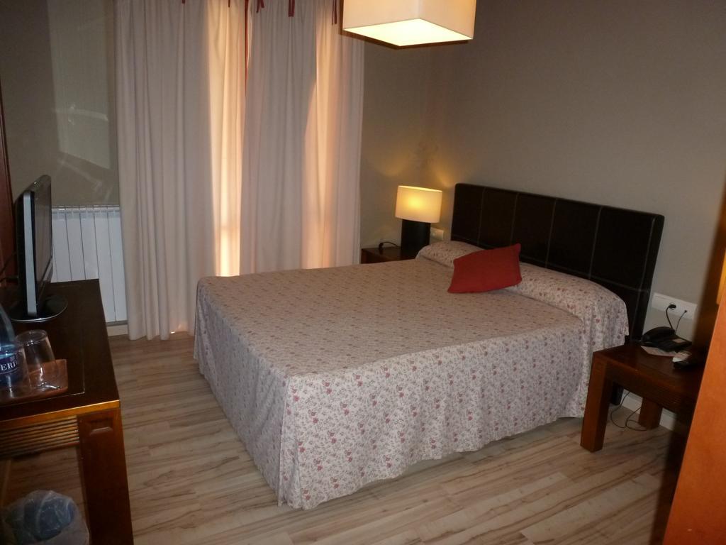Hotel H Con Encanto Binefar Room photo