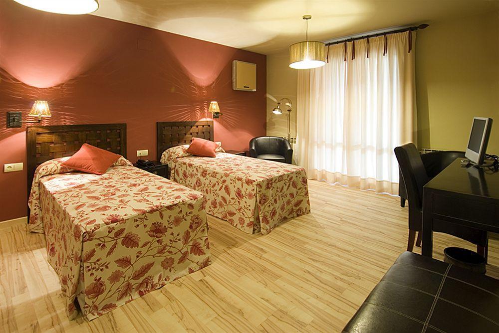 Hotel H Con Encanto Binefar Exterior photo