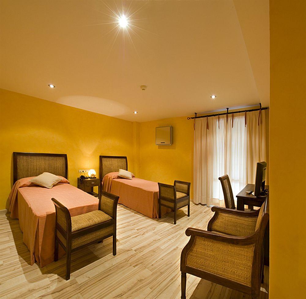 Hotel H Con Encanto Binefar Exterior photo